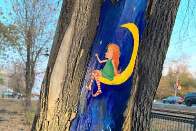 Жители Челябинска нарисовали картины на поврежденных участках деревьев