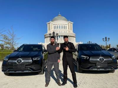 Фонд Кадырова подарил автомобили двум новым обладателям краповых беретов