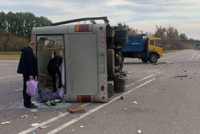 На Киевщине столкнулись грузовик и микроавтобус с пассажирами