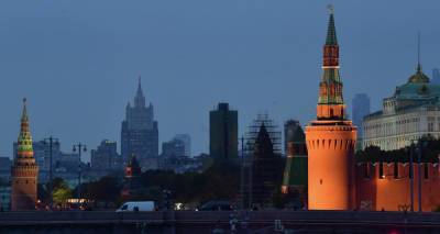 Сильный ветер повредил в Москве три зубца Кремлёвской стены
