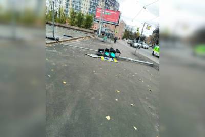 Петербурженку госпитализировали после падения на нее дорожного знака на проспекте Стачек