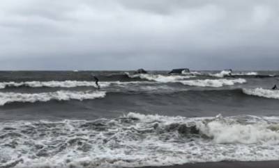 В Петербурге на штормовых волнах прокатились местные серферы