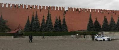 В России сильный ветер снес часть кремлевской стены