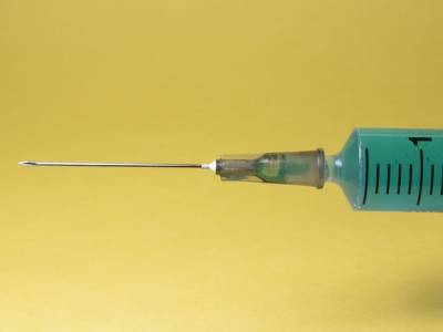 Россиянам разрешили одновременно вакцинироваться от гриппа и COVID-19
