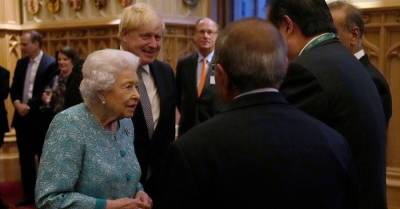 Борис Джонсон рассказал, чем занимается королева Елизавета II после ночи в больнице