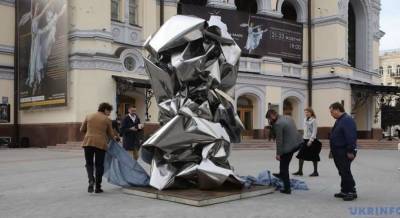 Возле киевской оперы установили оригинальный памятник (фото)