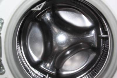 Зачем опытные хозяйки в стиральную машину кладут шарики из фольги: вот для чего они нужны