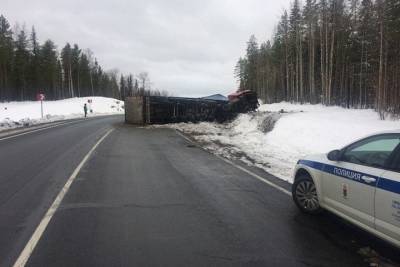 В Мурманской области перевернулась фура, перегородив трассу