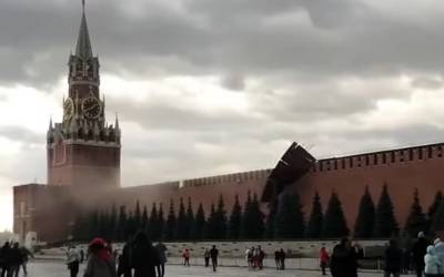 СКАЗКА КАКАЯ-ТО: В Москве ураган сорвал строительные леса и повредил стену Кремля (ВИДЕО)