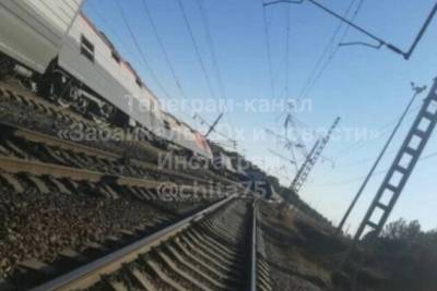 Водитель погиб после столкновения с поездом на ЗабЖД, с рельсов сошли 14 вагонов