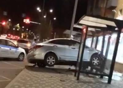 Иномарка раскурочила автобусную остановку в Липецке (фото, видео)