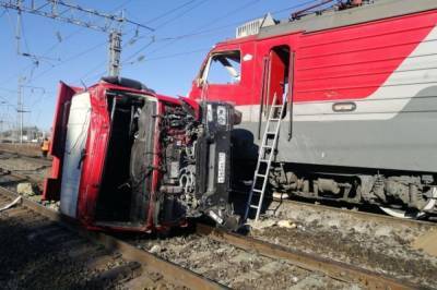 В Амурской области водитель грузовика погиб при столкновении с поездом
