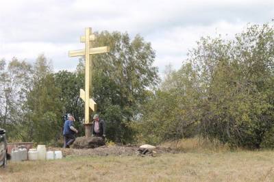 Уроженка Малой Хомутери установила возле села пятиметровый поклонный крест и дорожный указатель