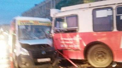 Семь человек пострадали в ДТП с маршруткой в Омске