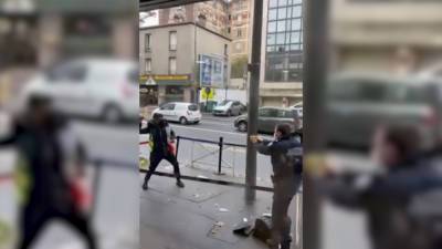 В Париже сняли на видео нападение неизвестного с ножом на полицейских