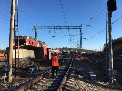 Грузовик столкнулся на путях с поездом в Амурской области, погиб водитель