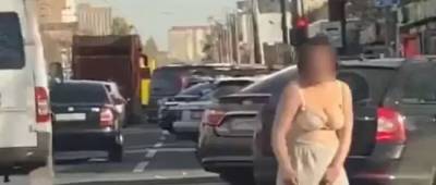 Сняла штаны и показала водителю ягодицы: Киевом гуляла полуобнаженная девушка