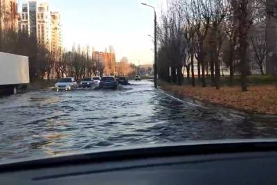 В Пензе на улице Тернопольской водители борются с потопом на дороге