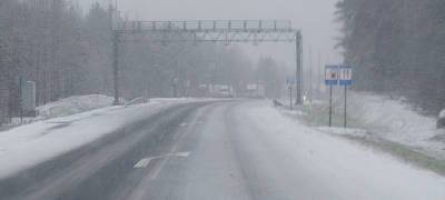 Водители в Карелии показали, что сейчас происходит на дорогах из-за снегопада (ФОТО)
