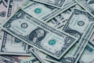 Курс доллара рухнул: цены на американскую валюту 23 октября в обменниках Петербурга