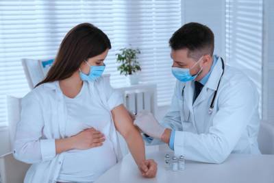 Вакцинация на ранних сроках беременности против COVID-19 не вызывает ее прерывания