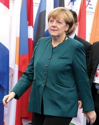 В ЕС проводили Меркель стоя и аплодисментами