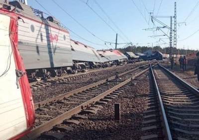 В Амурской области поезд сошел с рельсов после столкновения с грузовиком