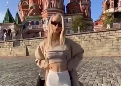 СК завёл дело из-за видео девушки с голой грудью на фоне храма Василия Блаженного