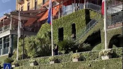 Триколор появился у отеля в Италии, где отмечалась свадьба экс-сенатора