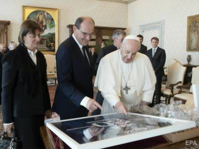 "Рад, что ты не зазнался". Папа Франциск поблагодарил Месси за футболку ПСЖ с автографом