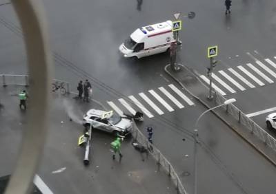 На севере Петербурга каршеринговый автомобиль сбил пешеходов на тротуаре