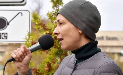 Певица Чичерина приняла участие в протесте у здания ОБСЕ в Донецке