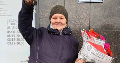 Блогер из Москвы собрала деньги на квартиру для живущей в бочке пенсионерки