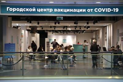 В петербургском ТЦ «Галерея» на вакцинацию выстроилась огромная очередь
