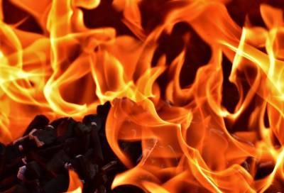 В Кировском районе Петербурга 15 человек тушили пожар 23 октября