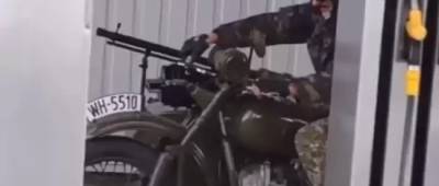 Курьёз. В Мелитополе «вооруженный» мотоциклист удивил прохожих (видео)