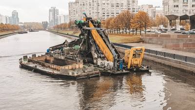 В Петербурге впервые за 15 лет расчистили русло реки Смоленки