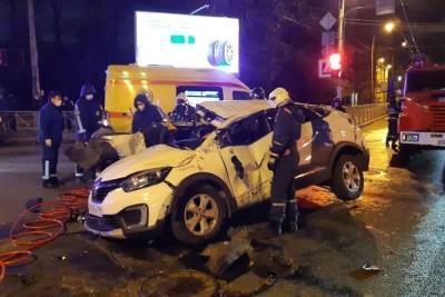 В жутком ДТП на Калинина скончались водитель и пассажир