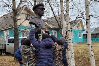 В Ижме установили «правильный» бюст героя СССР