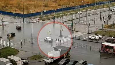 Камеры в Петербурге засняли каршеринг, сбивший троих пешеходов на Парнасе