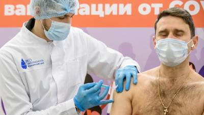 Прививки от коронавируса в "Галерее" ежедневно делают по 700 петербуржцев