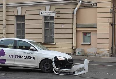 В Петербурге неудачный поворот стоил машине каршеринга бампера