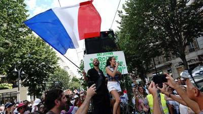 Митинги против принудительной вакцинации прошли по всей Франции