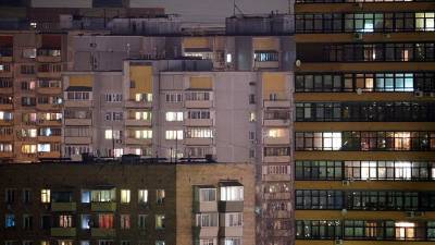 Девушка выпала из окна жилого дома в Москве