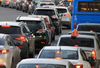Автоэксперт предупредил владельцев машин об опасностях на дорогах осенью