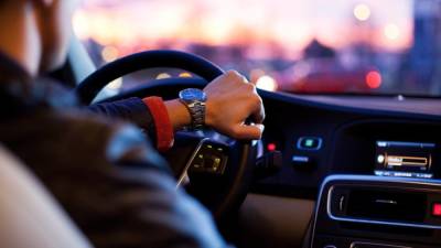 Автоэксперт Васильев предупредил водителей об опасности быстрой езды осенью