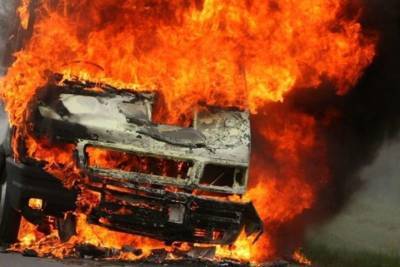 Ночь в Новодвинске озарилась пламенем горящих машин