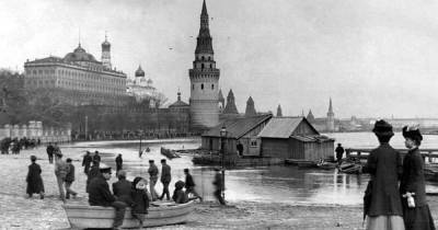 Старое фото рыбаков у стен Кремля удивило россиян