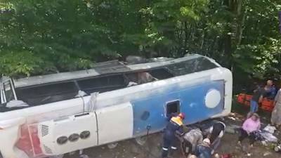 Водитель вылетевшего с трассы на Ставрополье автобуса погиб