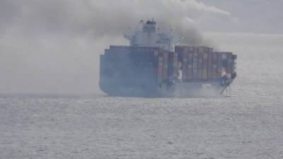 Пожар произошел на борту контейнеровоза с химикатами у берегов США